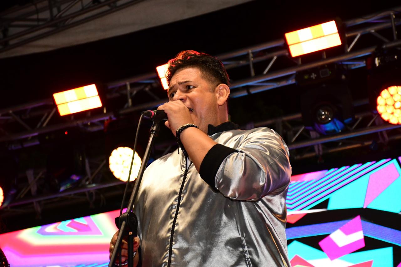 Armando cantando en vivo
