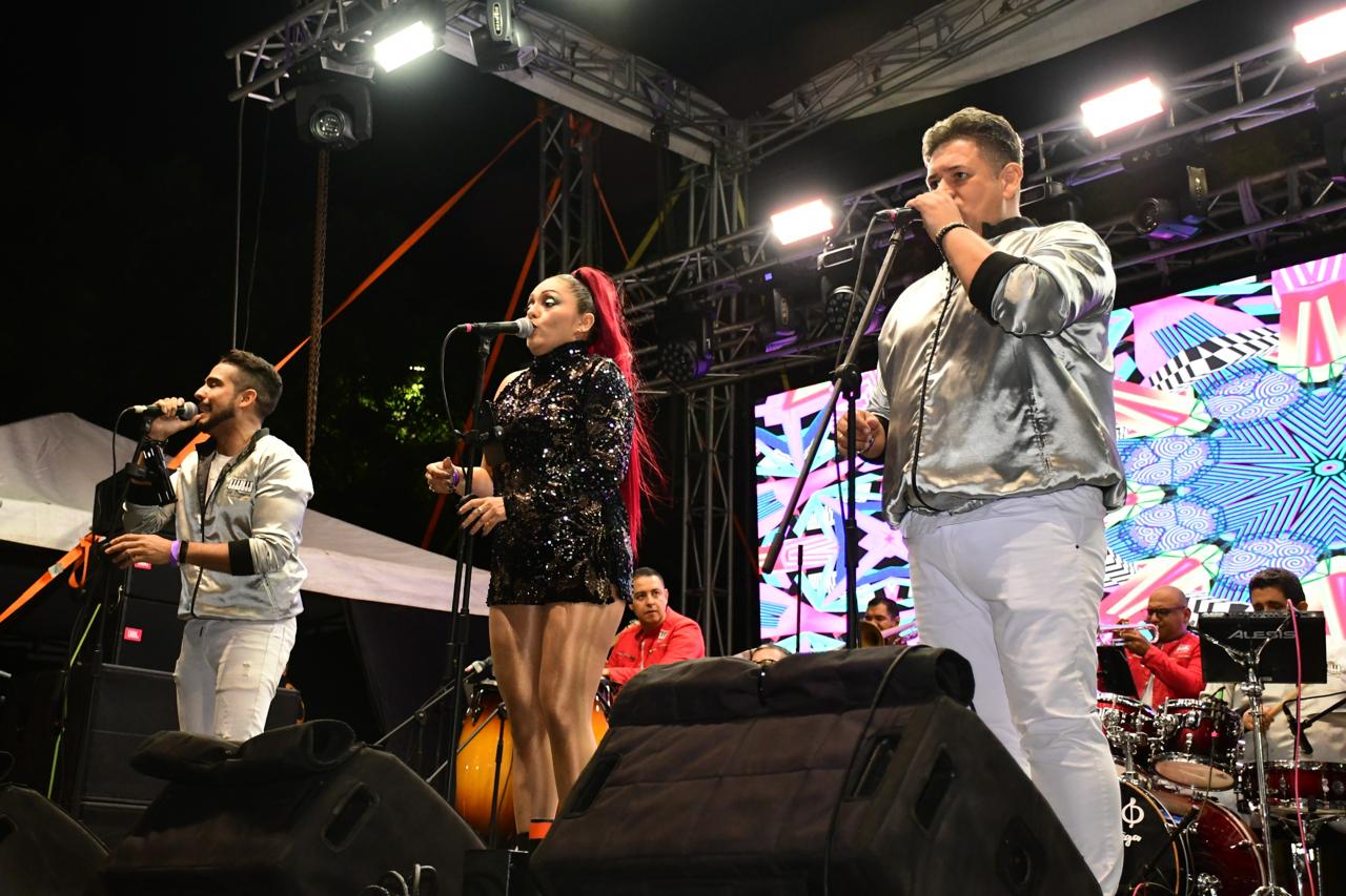 Trio de cantantes en escenario