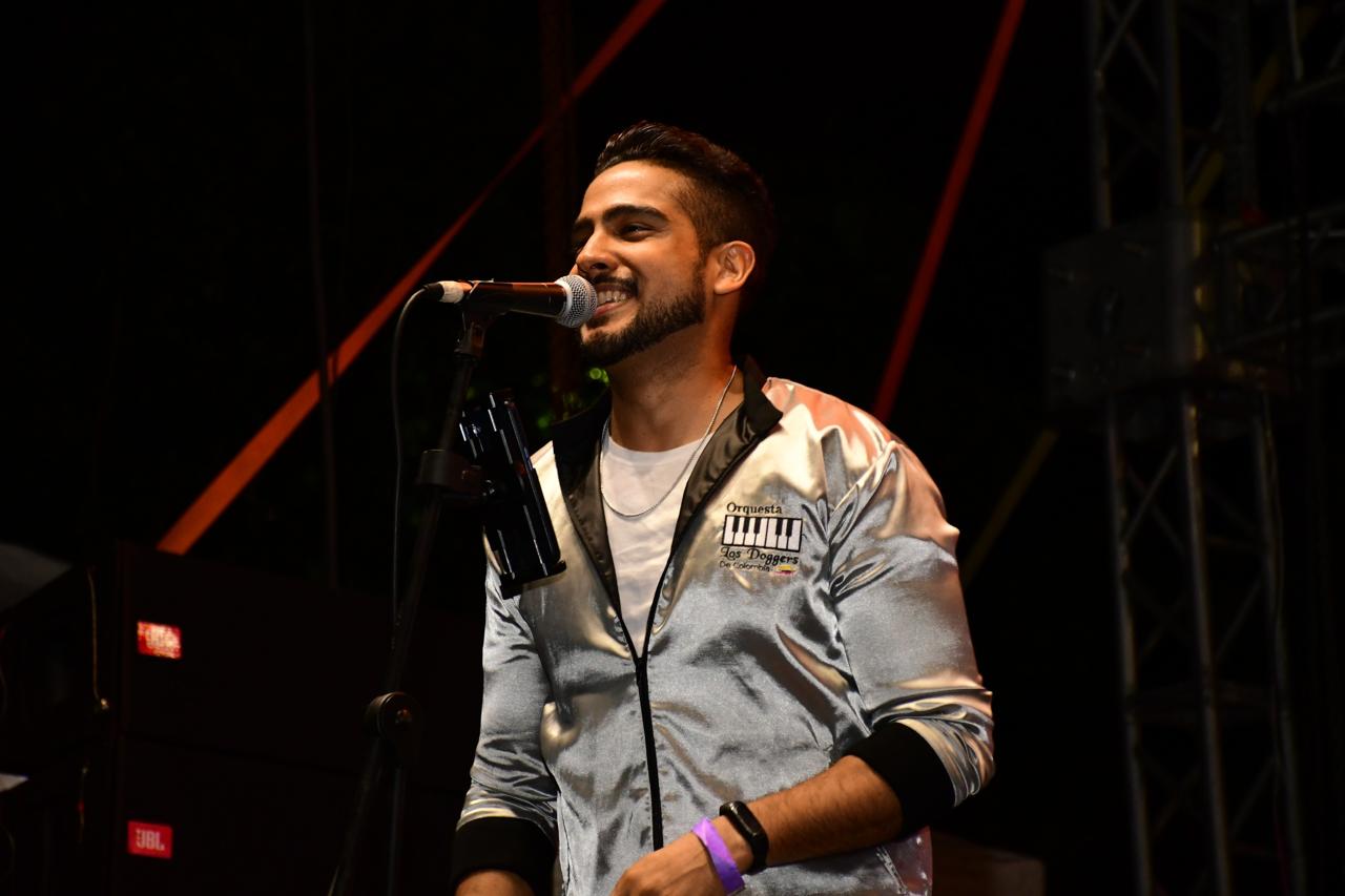 Henry cantando