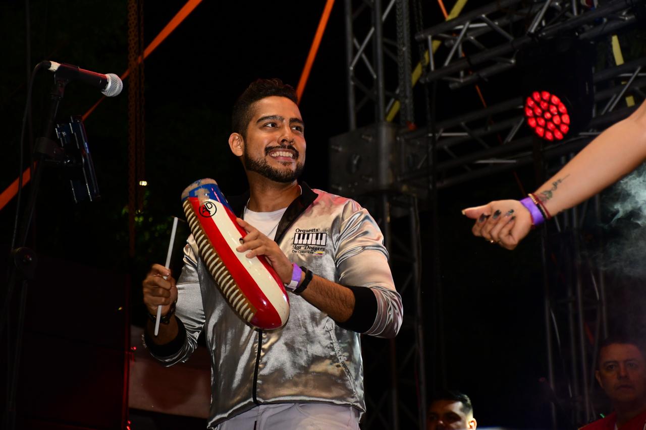 Henry tocando la guira